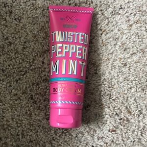 USED TWICE‼️ Bath & Body Works - Body Cream